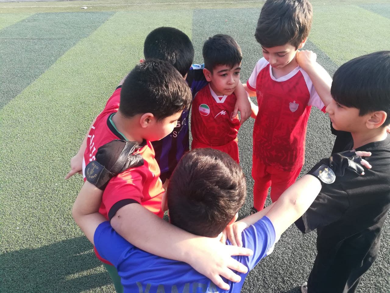 برنامه های تنظیم شده جهت حضور در زمین چمن به همراه مربی تخصصی تربیت بدنی